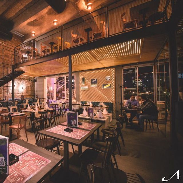Restoran Magaza - prazne stolice i stolovi
