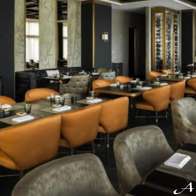 Restoran Sky Lounge - prazni stolovi