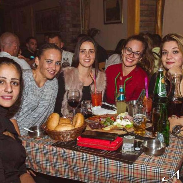 Kafana Barberi - grupa žena za stolom
