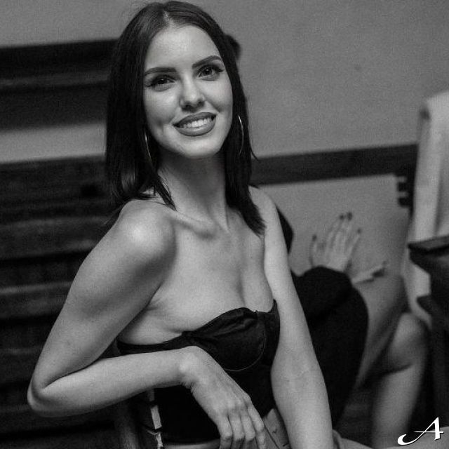 Kafana Stari grad - žena sedi