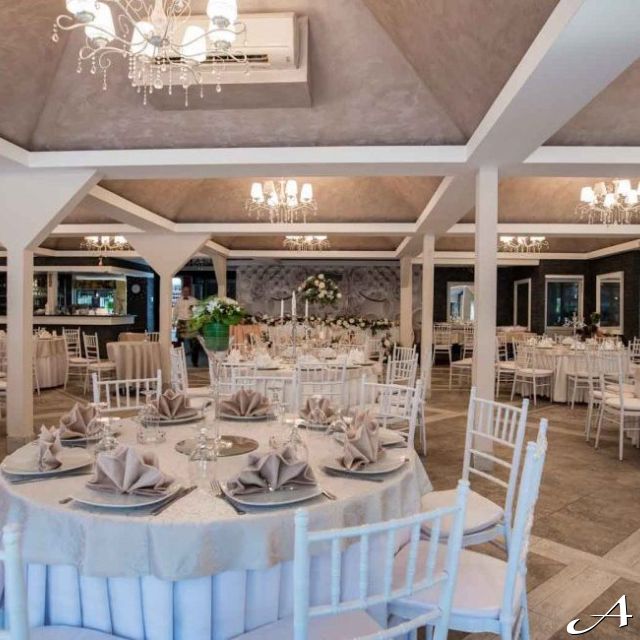 Restoran Princ - prazni stolovi i stolice