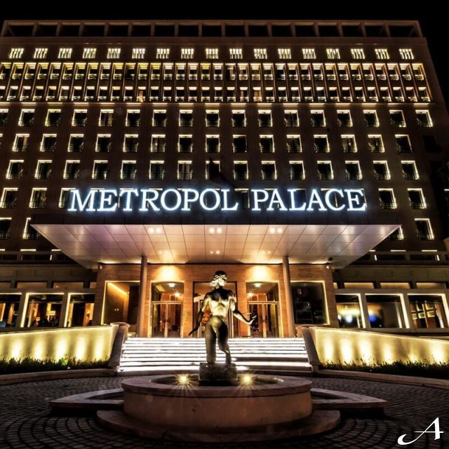 Hotel Metropol Palace - osvetljeni ulaz noću