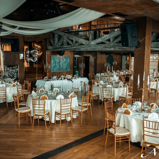 Splav restoran - prazni stolovi i stolice