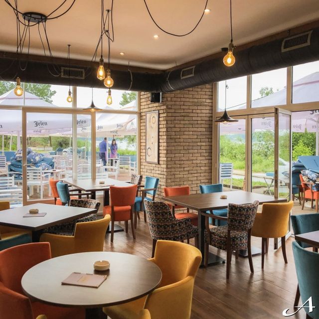 Restoran Miris Dunava - prazne stolice i stolovi