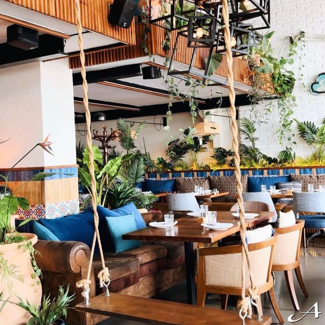 Gastrobar - unutrašnjost sa ljuljaškama