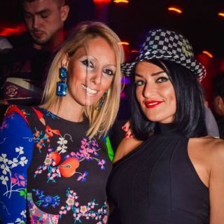 Doček Nove godine - dve žene u klubu