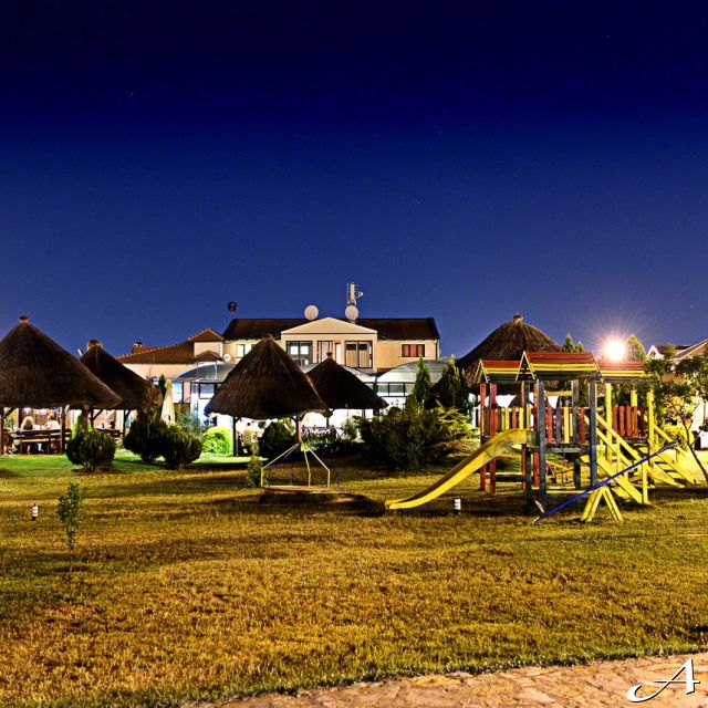Hotel S Club - igralište noću