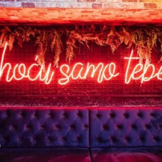 Kafana Druga Kuća - neonski natpis