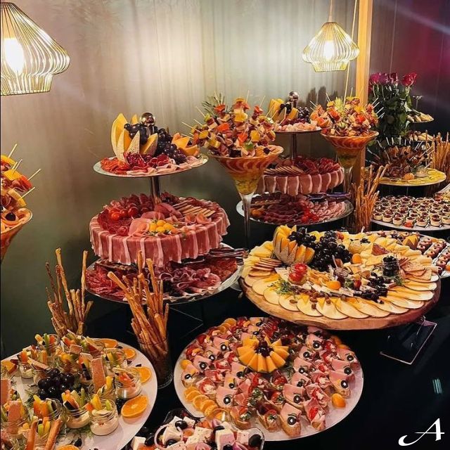 Restoran Harmonija - bogat sto sa hranom