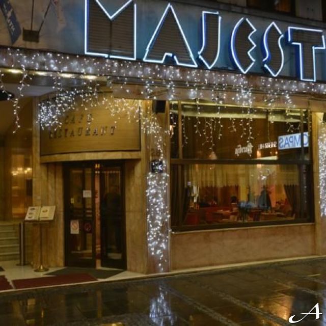 Hotel Majestic - ulaz ukrašen svetlima