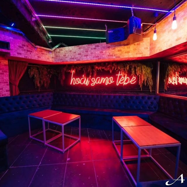Kafana Druga Kuća - unutrašnjost sa svetlima