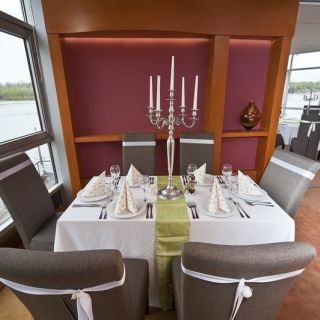 Splav restoran Sirena - dekorisan sto za večeru