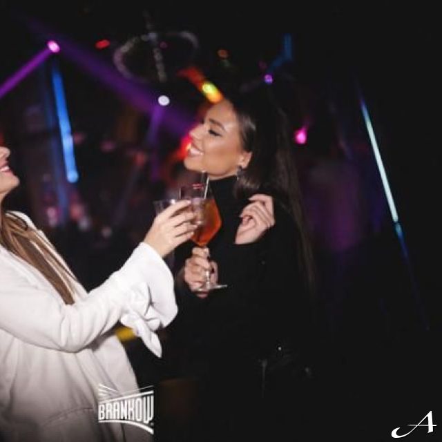 Klub Brankow - dve žene nazdravljaju