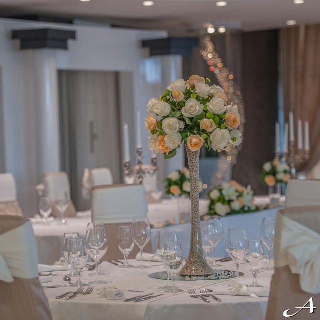 Restoran Stadion - sto sa cvetnim aranžmanom