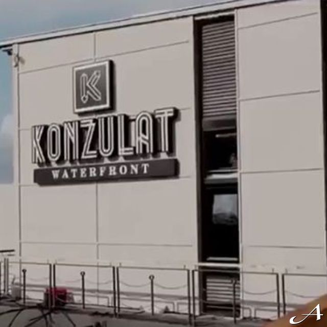 Konzulat Waterfront - fasada pored reke