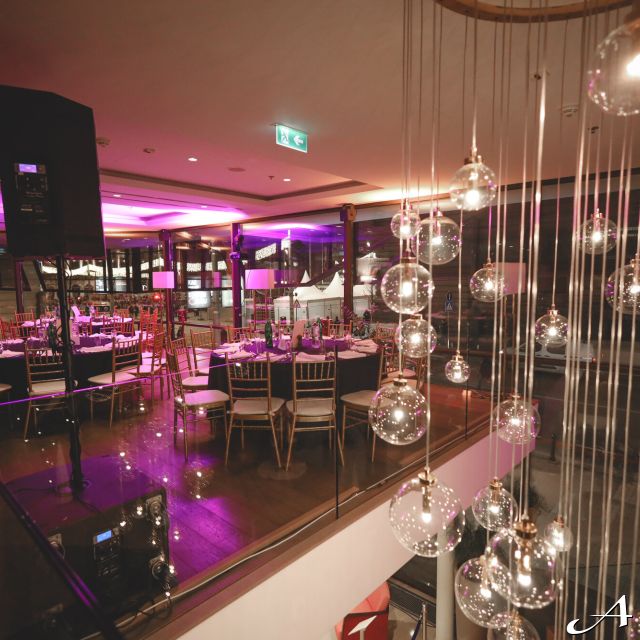 Doček Nove godine - dekorisan hotelski restoran
