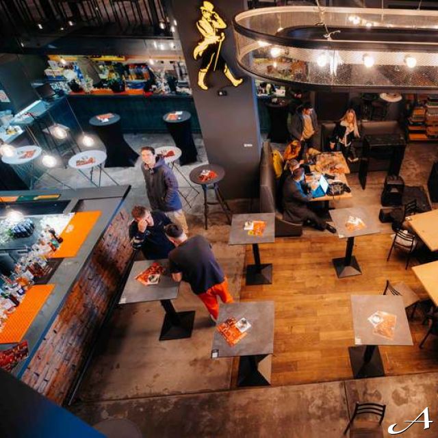 Kafana Druga Kuća - prazni stolovi i ljudi