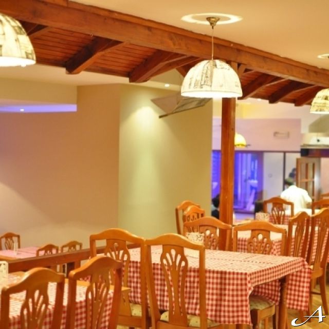 Restoran Zlatnik Etno - prazne stolice i stolovi