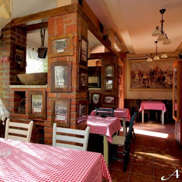 Restoran Staro ognjište - enterijer sa stolovima