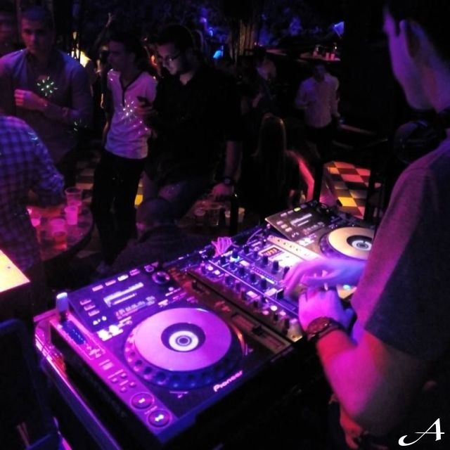 Doček Nove godine - DJ pult i ljudi