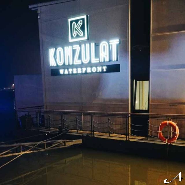 Konzulat Waterfront - svetleći znak na zgradi