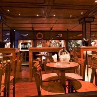 Splav kafana Uzbuna - prazne stolice i stolovi
