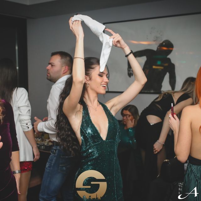 Doček Nove godine - ljudi igraju