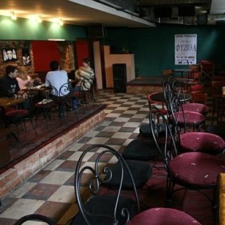 Klub Danguba - prazne stolice i stolovi