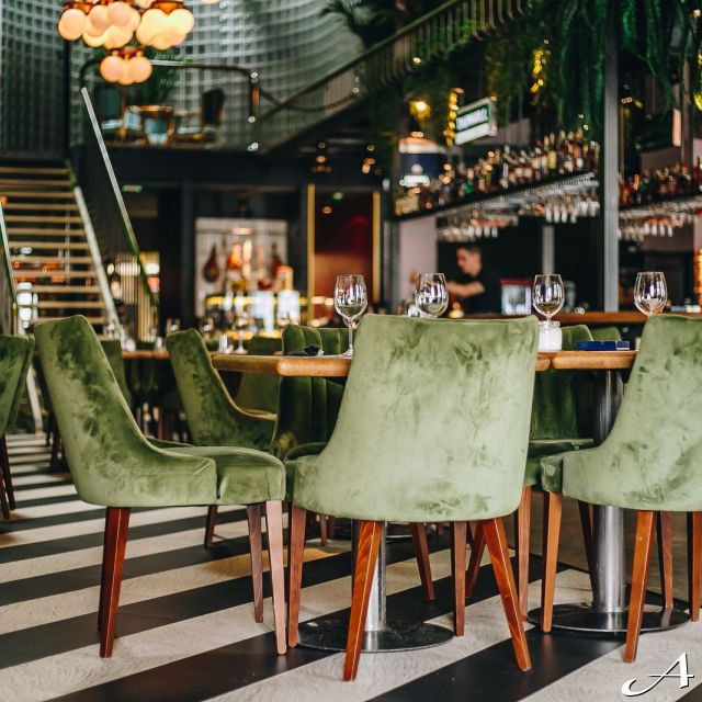 Gastro bar - prazni stolovi i stolice