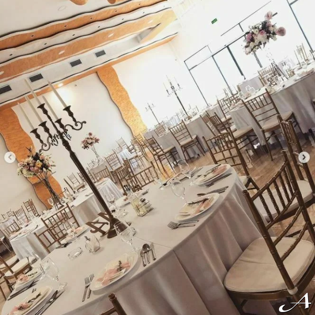 Doček Nove godine - elegantno dekorisane stolove