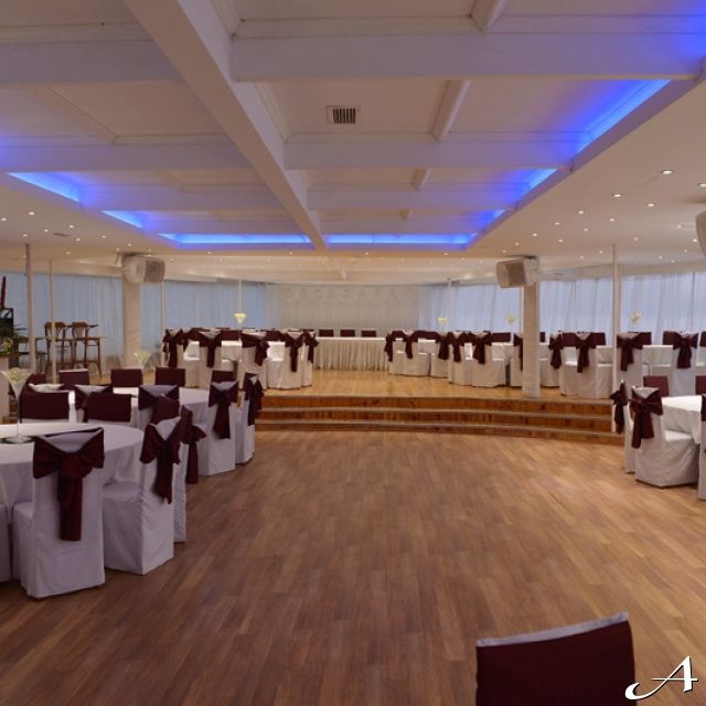 Doček Nove godine - prazna sala sa stolovima
