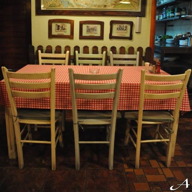 Restoran Staro ognjište - sto sa stolicama