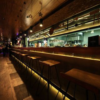 Savanova - prazan bar i stolice