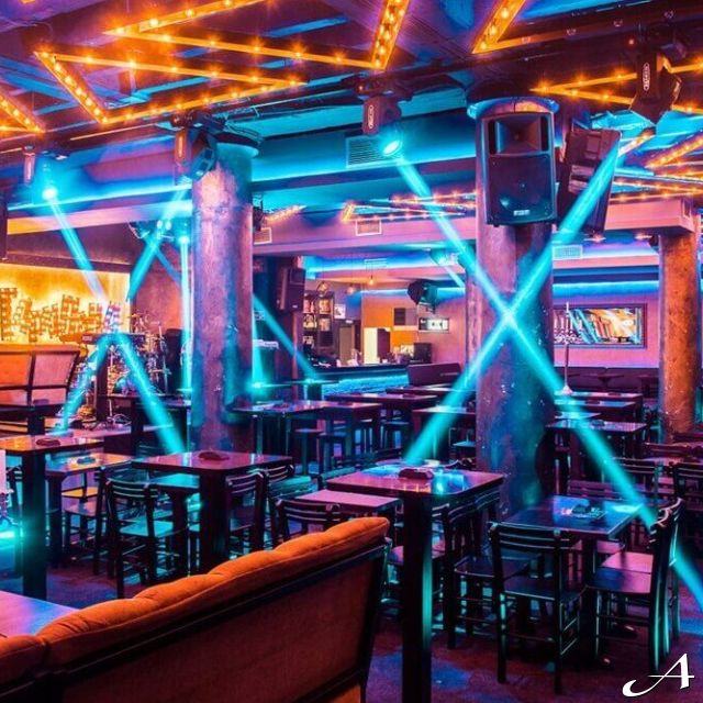 Klub kafana Tarapana - prazan enterijer sa svetlima