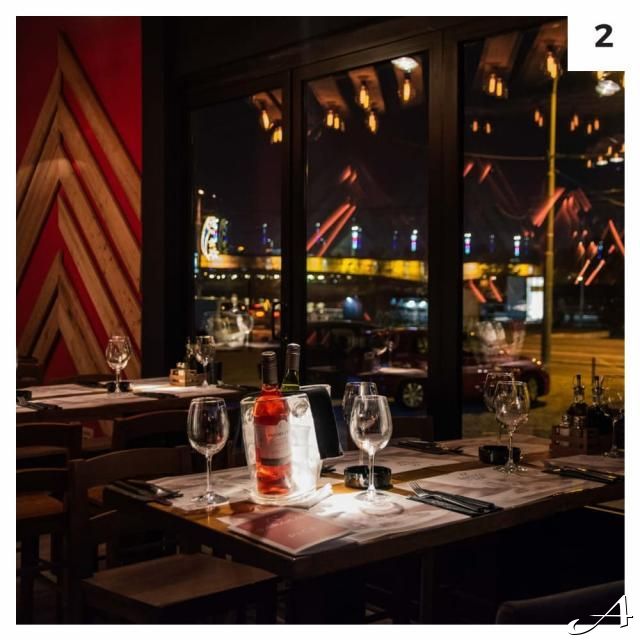 Klub restoran Baraka - sto sa čašama