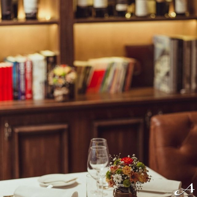 Restoran - sto sa cvećem