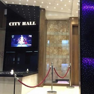 Restoran City Hall - ulaz sa crvenim konopcima