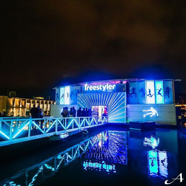Freestyler Nova godina - osvetljena bina noću