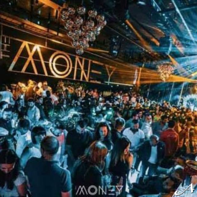 Splav Money - gužva i svetla