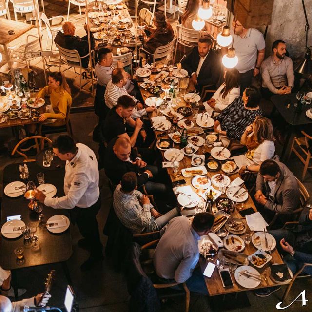 Ambar restoran - gosti za stolom