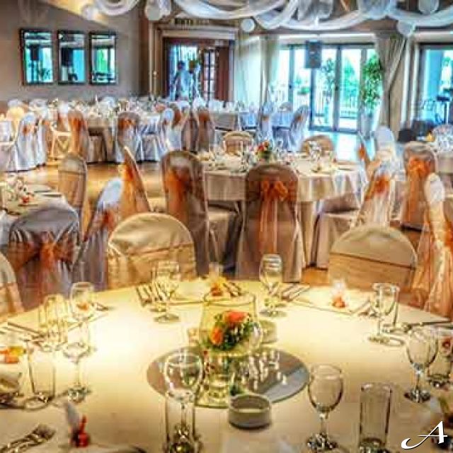Restoran Zlatnik Hall - prazni stolovi i stolice