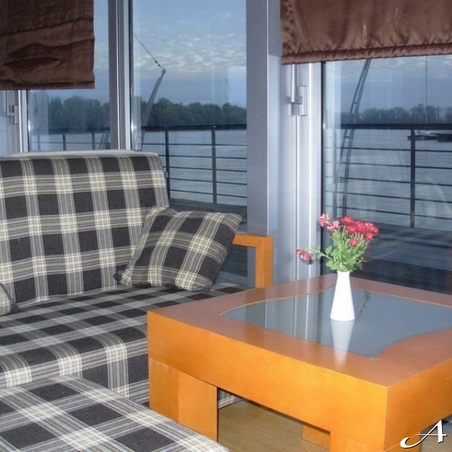 Splav restoran Sirena - ugaona garnitura i sto