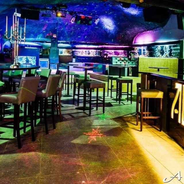 Klub Aloha - enterijer sa stolovima