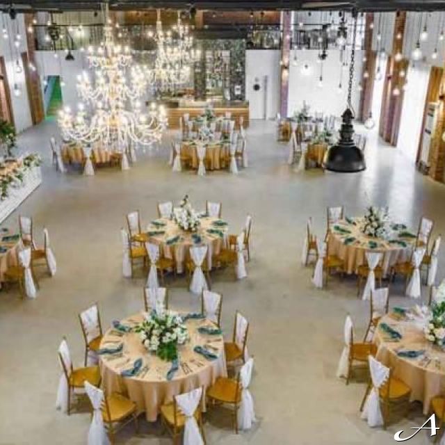 Love House Event Hall - prazni stolovi i dekoracija