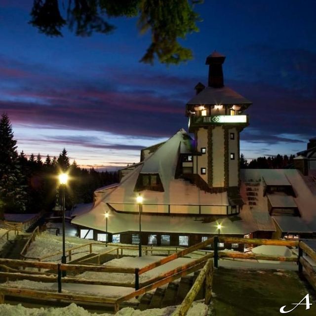 Hotel Angella Kopaonik - osvetljena zgrada noću