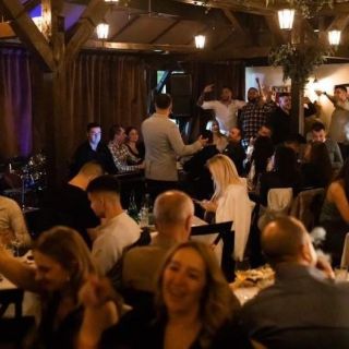 Doček Nove godine - ljudi slave u restoranu