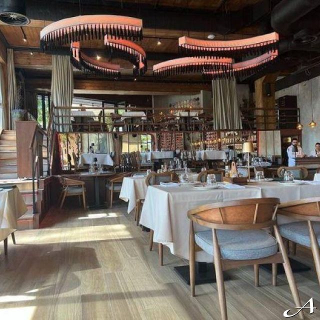 Nacionalni restoran Tradicija - prazni stolovi