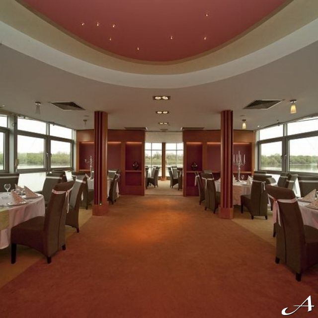 Splav restoran Sirena - prazni stolovi