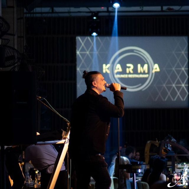 Restoran Karma - pevač na bini