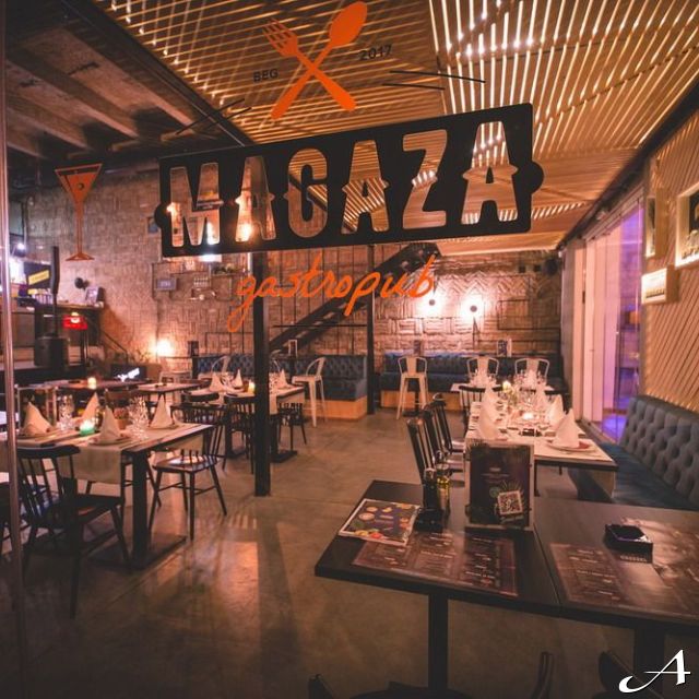 Restoran Magaza - prazni stolovi i stolice
